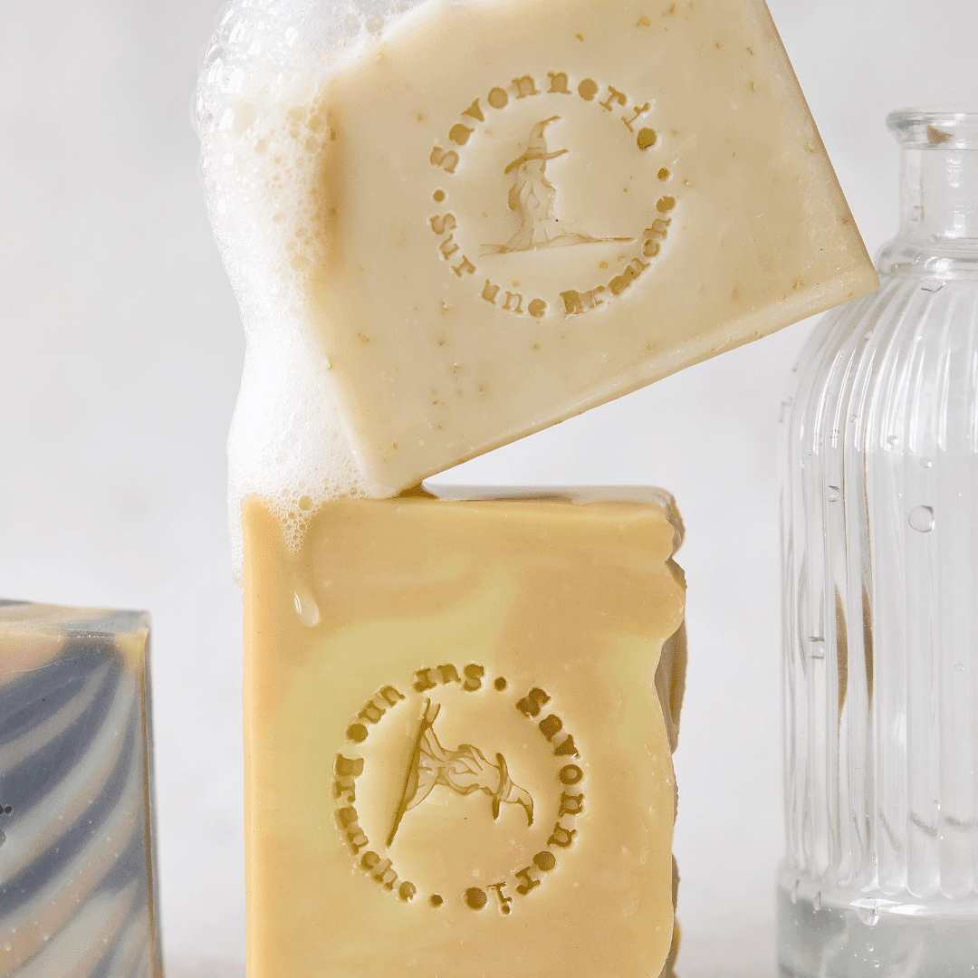 Savons artisanaux Sur une Branche – savon saponifié à froid avec logo gravé, mousse naturelle et marbrures jaunes et beiges. Savons artisanaux Sur une Branche – savon saponifié à froid avec logo gravé, mousse naturelle et marbrures jaunes et beiges.